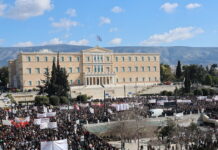 Τέμπη: Μεγαλειώδεις συγκεντρώσεις σε όλη τη χώρα – Ένταση και μικροεπεισόδια σε Αθήνα και Θεσσαλονίκη