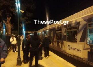 Ακινητοποιήθηκε τρένο στην Οινόη λόγω βλάβης: Ταλαιπωρία για εκατοντάδες επιβάτες – Δείτε εικόνες