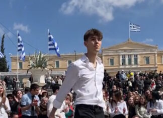 Το ζεϊμπέκικο στην πλατεία Συντάγματος μετά την στρατιωτική παρέλαση που έγινε viral με 1 εκατ. προβολές