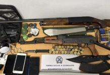 Αίγιο: Συλλήψεις για την άγρια επιδρομή σε καφετέρια – Όπλα, ματσέτα και σιδερογροθιά στα σπίτια τους