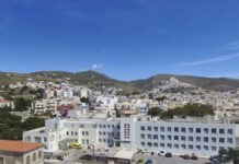 Σύρος: Άνδρας κυνηγούσε με μαχαίρι γυναίκα ασθενή μέσα στα επείγοντα του νοσοκομείου