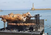 Χανιά: Σουβλίζουν αρνιά με θέα τον Φάρο – Ένα μεγάλο πασχαλινό τραπέζι το Ενετικό Λιμάνι