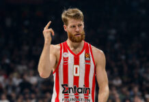 Η απάντηση του Γουόκαπ στον Παναθηναϊκό με τη φανέλα της Εθνικής Ελλάδας και γαλανόλευκες καρδιές