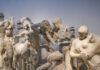 Le Monde: Νέα γαλλική νομοθεσία «επιτρέπει» την επιστροφή θραυσμάτων του Παρθενώνα από το Λούβρο