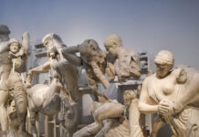 Le Monde: Νέα γαλλική νομοθεσία «επιτρέπει» την επιστροφή θραυσμάτων του Παρθενώνα από το Λούβρο