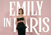Emily in Paris: Σε μπαρ της Μυκόνου οι πρωταγωνιστές