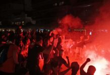 Ολυμπιακός: Ξέφρενο πάρτι με συνθήματα, καπνογόνα και βεγγαλικά σε κάθε γωνιά της Ελλάδας για την κατάκτηση της Euroleague
