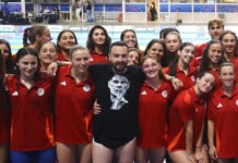 Με μπλούζα Μπαρτζώκα πανηγύρισε κολυμβητής του Ολυμπιακού την κατάκτηση του πρωταθλήματος Ελλάδας