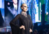 Gucci Cruise 2027: Το gothic glamour και τα sleek μαλλιά που έκλεψαν την παράσταση στην Times Square