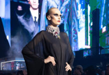 Gucci Cruise 2027: Το gothic glamour και τα sleek μαλλιά που έκλεψαν την παράσταση στην Times Square