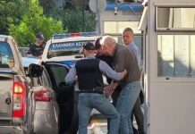 Αλέξανδρος Γιωτόπουλος: Με χειροπέδες βγήκε από τη ΓΑΔΑ ο αρχηγός της 17Ν – Οδηγείται στην Εισαγγελία Εφετών Πειραιά