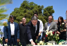 Ανδρέας Παπανδρέου: Το πολιτικό μνημόσυνο για τα 30χρόνια στο Α’ Νεκροταφείο – Ο Νίκος Ανδρουλάκης και άλλα στελέχη του ΠΑΣΟΚ έδωσαν το παρών