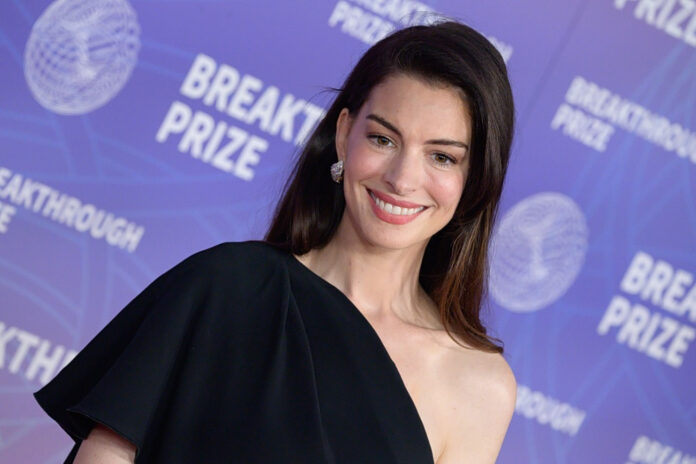 anne-hathaway-egkimosini.jpg