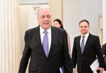 Ένταλμα σύλληψης σε βάρος Αβραμόπουλου για το Qatargate: Το ταξίδι που «καίει» τον πρώην Επίτροπο και οι εξηγήσεις που δεν έδωσε