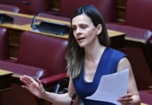Η Έφη Αχτσιόγλου παραιτήθηκε από βουλευτής