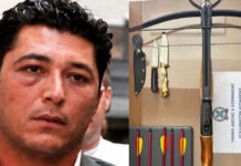 Ο Τζέιμς Δαλαμάγκας είχε τόξο και μαχαίρια στο σπίτι του στο Αίγιο – Συνελήφθησαν ο πατέρας και η σύντροφός του