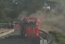 Ανατροπή φορτηγού με μπάζα στην Αττική Οδό: Πυροσβέστες απεγκλώβισαν τον οδηγό