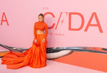 Η Jennifer Lopez συνδύασε τη σκιά ματιών με το μανικιούρ της