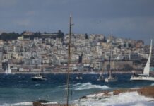 Καιρός: Ισχυρά μελτέμια έως 8 μποφόρ και ζέστη με 36 βαθμούς Κελσίου – Ξεπέρασαν τα 100 χλμ/ώρα οι άνεμοι στην Κάρυστο