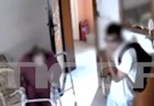Μενίδι: Η στιγμή που νεαρός σε σπίτι ηλικιωμένης προσποιούμενος τεχνικό ρεύματος και ψάχνει για χρήματα