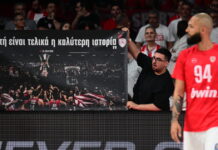 Οι οπαδοί του Ολυμπιακού τρόλαραν με πανό τον Κώστα Σλούκα του Παναθηναϊκού
