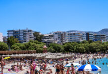 Γέμισαν οι παραλίες της Αττικής: Πολίτες και τουρίστες ξεχύθηκαν στις πλαζ για να αντιμετωπίσουν τα 33άρια