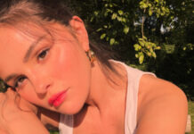 Κοραλλί χείλη: Η Selena Gomez δείχνει την τάση του καλοκαιριού