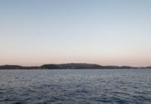 Υπεράκτια αιολικά: Το Ινστιτούτο Τσίπρα αμφισβητεί τη χωροθέτησή τους σε Θρακικό Πέλαγος και Πατραϊκό Κόλπο