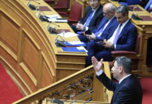 Live: Η αναμέτρηση Μητσοτάκη – Ανδρουλάκη στη Βουλή για την ακρίβεια