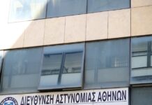 Ελεύθεροι οι δύο αστυνομικοί για το βιασμό της 19χρονης στο ΑΤ Ομονοίας – Οι ποινές που τους επιβλήθηκαν