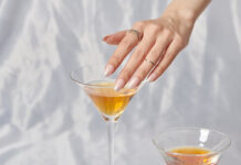 Champagne Silk nails: Η τάση στα νύχια που κυριάρχησε στον γάμο της Taylor Swift & του Travis Kelce