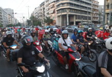Μοτοπορεία διανομέων με καπνογόνα, κόρνες και συνθήματα στο κέντρο της Αθήνας – Στάση εργασίας την ώρα του τελικού του Μουντιάλ