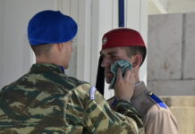 Οι Εύζωνες αγέρωχοι και ακίνητοι στον καύσωνα