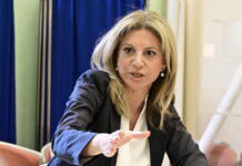 Η Καρυστιανού ζητά εξηγήσεις από τον Μητσοτάκη για την υπόθεση Ντόκου: «Να δοθεί στη δημοσιότητα η συνομιλία»
