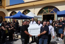 Ηράκλειο: Θρήνος στην κηδεία της δημοσιογράφου Μαρίας Αντωνογιαννάκη – Βουβός πόνος στο τελευταίο «αντίο»