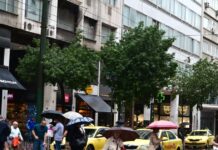 Καιρός: Ισχυρή καλοκαιρινή μπόρα ξέσπασε στην Αττική – Βροχή και αστραπές σε πολλές περιοχές