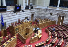 Βουλή: Σύγκρουση για τη βία και την τρομοκρατία με φόντο τις εμπρηστικές επιθέσεις στη Θεσσαλονίκη