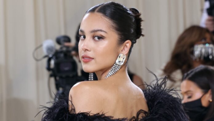 Olivia-Rodrigo-Δώρισε-5000-δολάρια-σε-φοιτήτρια-για-να-ολοκληρώσει.jpg