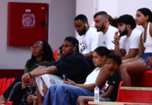 Ο Γιάννης Αντετοκούνμπο με την οικογένειά του στο ΣΕΦ για το φιλικό Ολυμπιακός – Προμηθέας