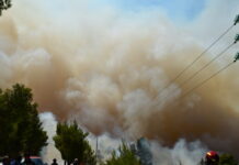 Φωτιά στην Περαχώρα Κορινθίας – Επιχειρούν και εναέρια μέσα