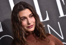 Αυτό είναι το αξεσουάρ μαλλιών από τα ’90s που η Hailey Bieber επανέφερε στη μόδα