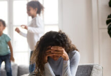 Γονείς υπό πίεση, παιδιά υπό αξιολόγηση – Πότε η σύγχρονη γονεϊκότητα έγινε τόσο περίπλοκη;