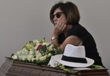 Κηδεία Νίκου Καλογερόπουλου: Συγγενείς και φίλοι αποχαιρετούν τον σπουδαίο ηθοποιό