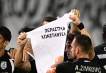 Οι παίκτες του ΠΑΟΚ αφιέρωσαν στον Γιάννη Κωνσταντέλια το γκολ του Δημήτρη Πέλκα – Καθολικά χειροκροτήματα στο Περιστέρι