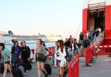 Κοσμοσυρροή στα λιμάνια της Αττικής: Πολλοί φεύγουν για τις τελευταίες διακοπές, περισσότεροι επιστρέφουν στην καθημερινότητα