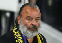 Ο Μάριος Ηλιόπουλος φίλησε την μπάλα του Champions League και τους ποδοσφαιριστές της ΑΕΚ πριν τον αγώνα με τη Λέφσκι