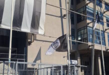 Μεσίστια σημαία για την πώληση του Κωνσταντέλια έξω απ’ την Τούμπα – «Λευτεριά στον ΠΑΟΚ» φώναξαν οι οπαδοί