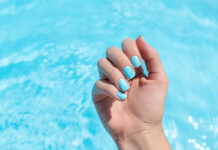Pool nails: Η τάση που θα κρατήσει το καλοκαίρι στα νύχια σας για λίγο ακόμη