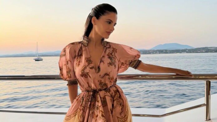 Αλεξάνδρα-Νίκα-Σε-πολυτελές-σκάφος-χέρι-χέρι-με-τον-γιο-της.jpg
