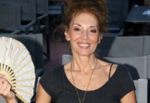Δήμητρα Παπαδήμα: Ποζάρει στα 63 της με μπικίνι στην παραλία!